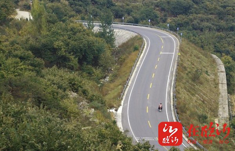 公路标志牌:安全旅途的明灯