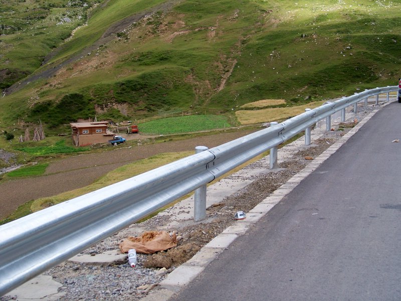 波形护栏:道路安全的守护者